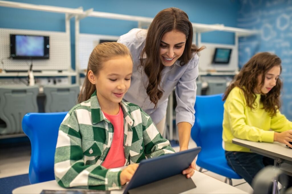 INSTRUCTIONAL TECHNOLOGY VS. EDUCATIONAL TECHNOLOGY: KEY DIFFERENCES