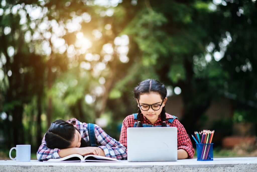 STUDY TIPS FOR COLLEGE STUDENTS WITH PART-TIME JOBS